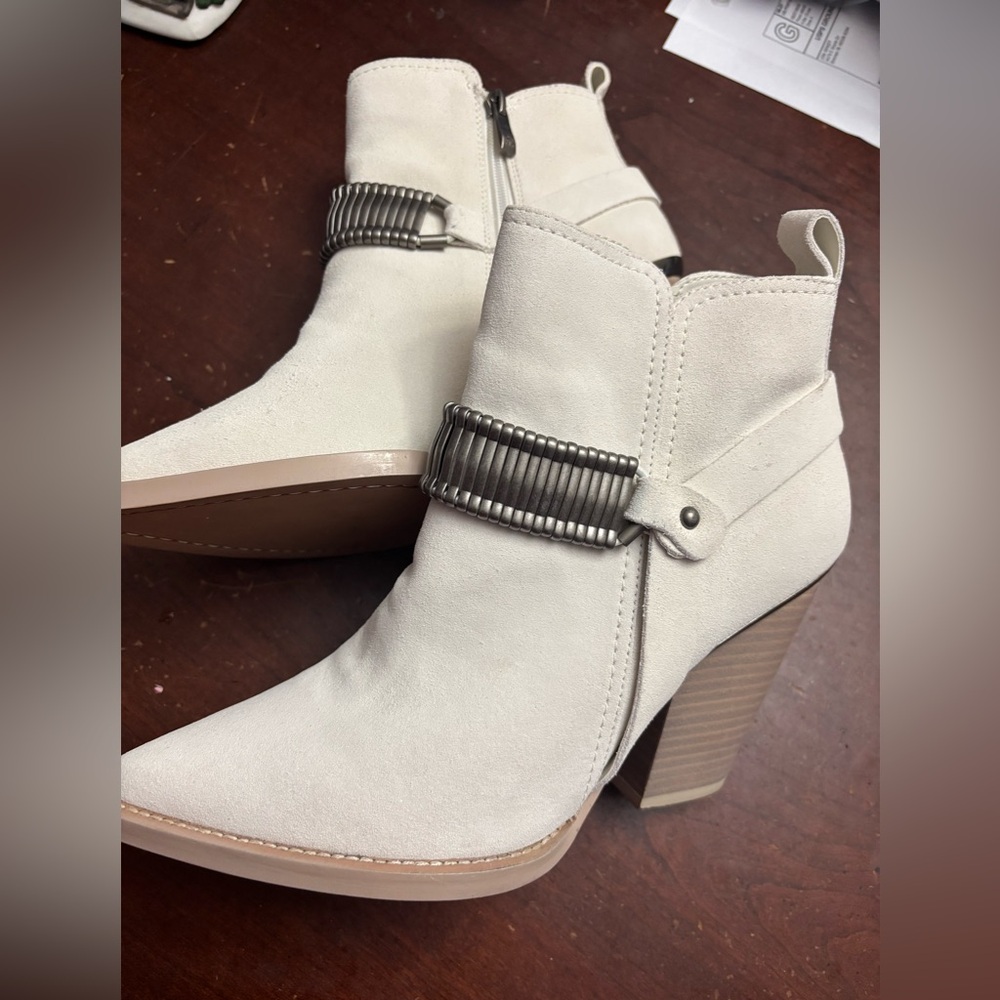 Off white Chelsea suede booties w gun metal ankle accessory size 8.5 Y2K preppy - Picture 1 of 10